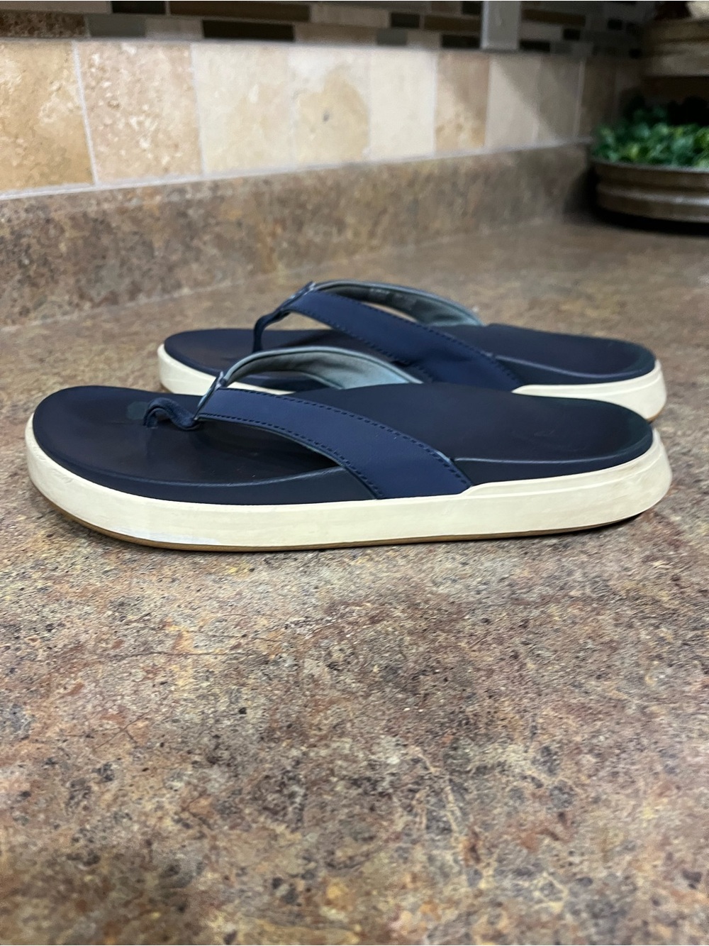 OluKai Ohana Navy Blue Flip Flop Sandals Women’s 9 Comfort Beach